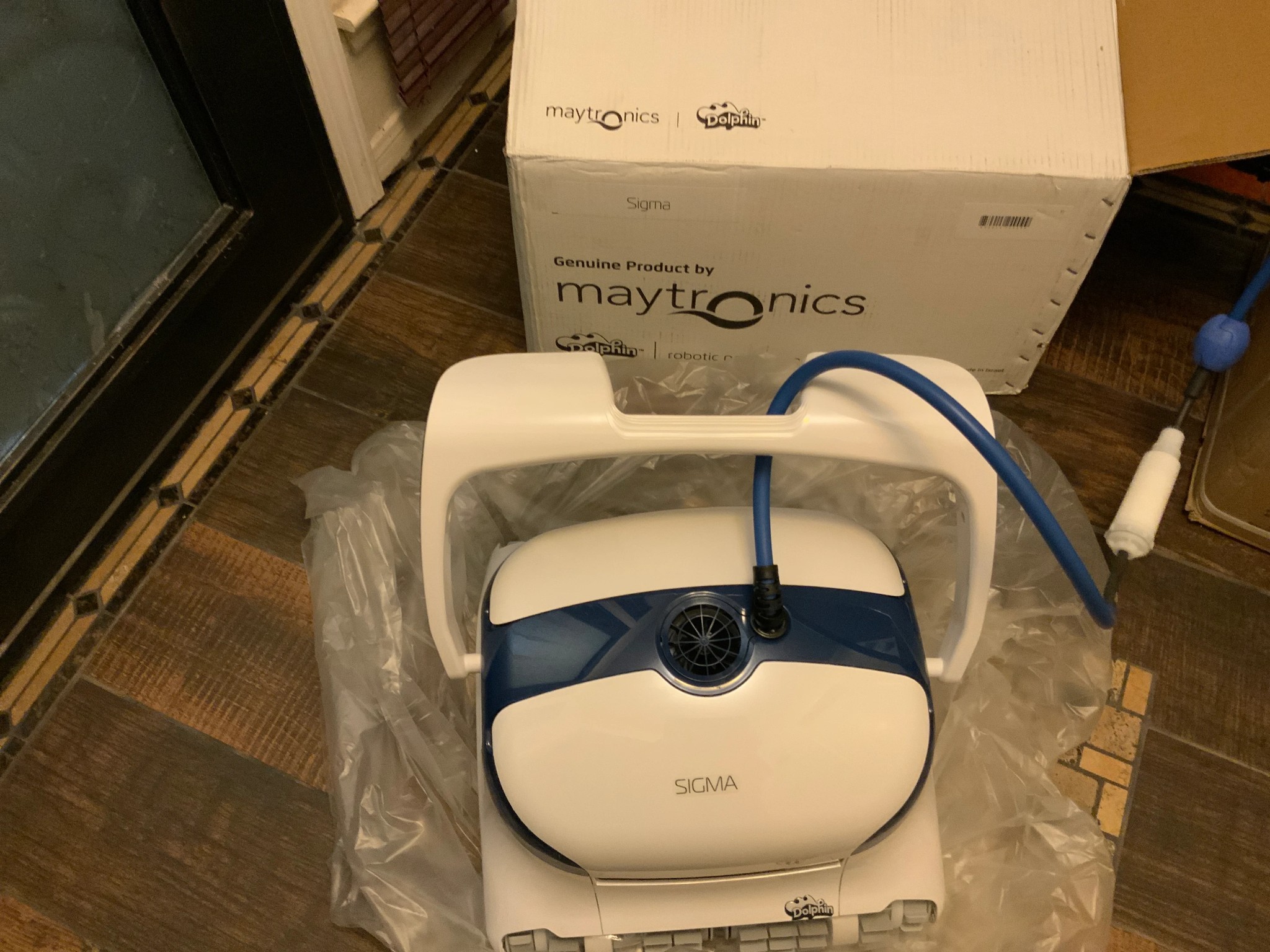 Dolphin Sigma unboxed from Maytronics packaging